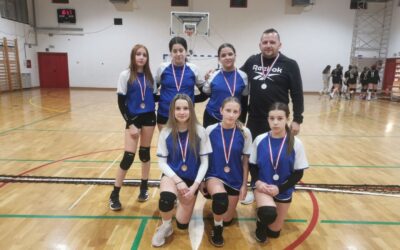 UČENICE OSMIH RAZREDA SREBRNE U ODBOJCI